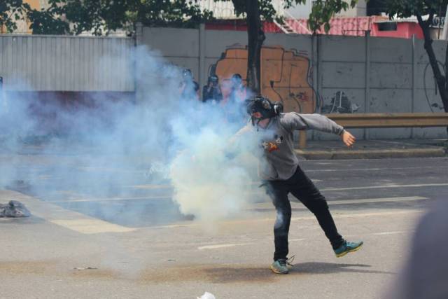 Funcionarios de la GNB reprimen a manifestantes en Bello Monte. Foto; Lapatilla/ Régulo Gómez 