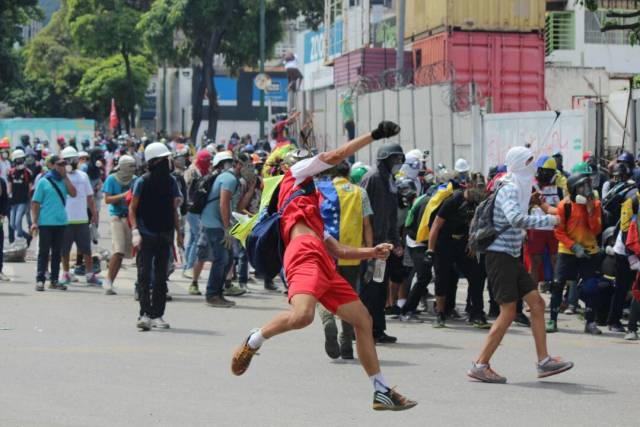 Funcionarios de la GNB reprimen a manifestantes en Bello Monte. Foto; Lapatilla/ Régulo Gómez 