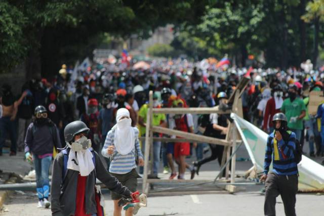 Funcionarios de la GNB reprimen a manifestantes en Bello Monte. Foto; Lapatilla/ Régulo Gómez 