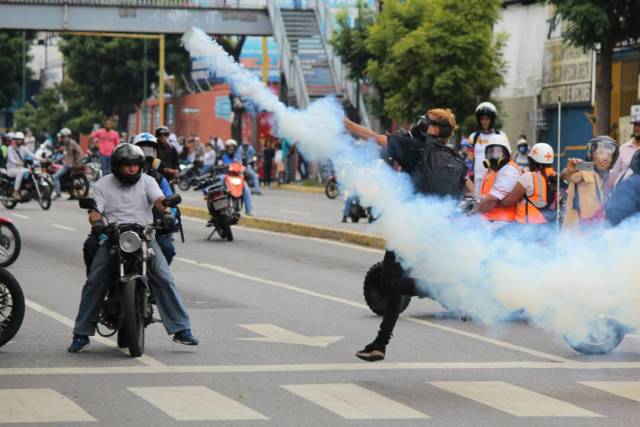 Funcionarios de la GNB reprimen a manifestantes en Bello Monte. Foto; Lapatilla/ Régulo Gómez 