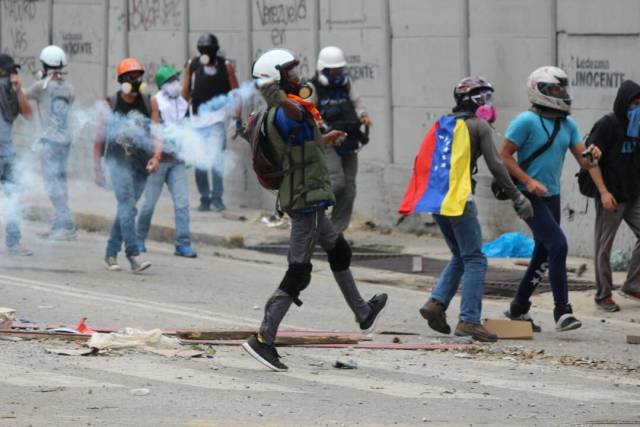 Funcionarios de la GNB reprimen a manifestantes en Bello Monte. Foto; Lapatilla/ Régulo Gómez 