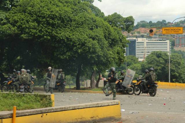 Funcionarios de la GNB reprimen a manifestantes en Bello Monte. Foto; Lapatilla/ Régulo Gómez 