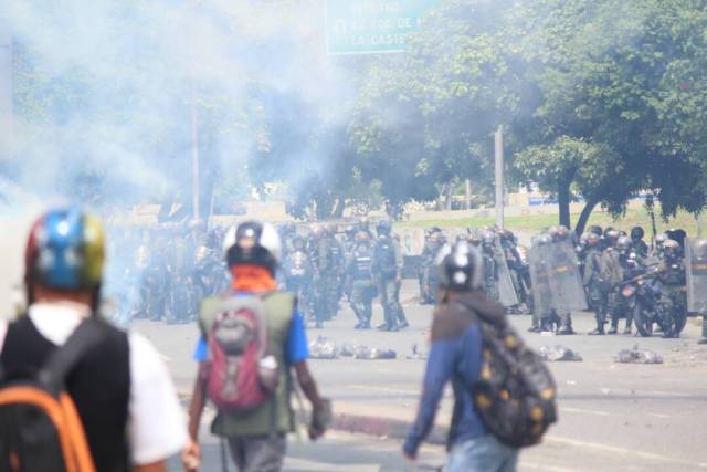 Funcionarios de la GNB reprimen a manifestantes en Bello Monte. Foto; Lapatilla/ Régulo Gómez 