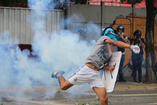 Funcionarios de la GNB reprimen a manifestantes en Bello Monte. Foto; Lapatilla/ Régulo Gómez 