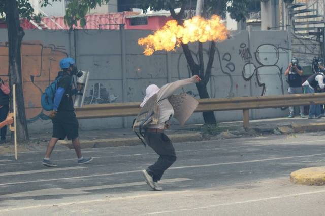 Funcionarios de la GNB reprimen a manifestantes en Bello Monte. Foto; Lapatilla/ Régulo Gómez 