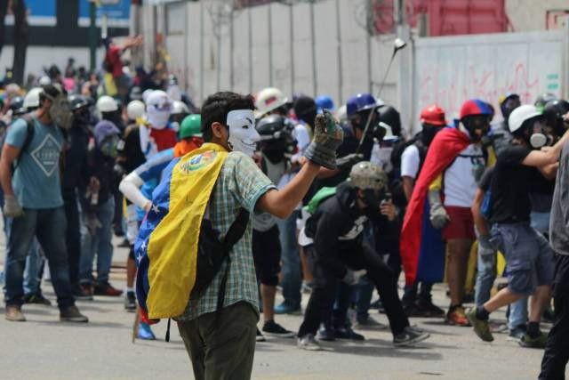 Funcionarios de la GNB reprimen a manifestantes en Bello Monte. Foto; Lapatilla/ Régulo Gómez 