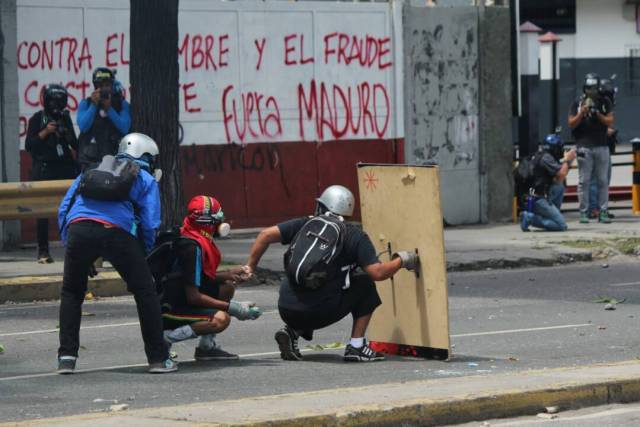 Funcionarios de la GNB reprimen a manifestantes en Bello Monte. Foto; Lapatilla/ Régulo Gómez 