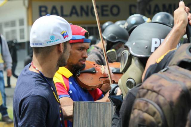 Funcionarios de la GNB reprimen a manifestantes en Bello Monte. Foto; Lapatilla/ Régulo Gómez 