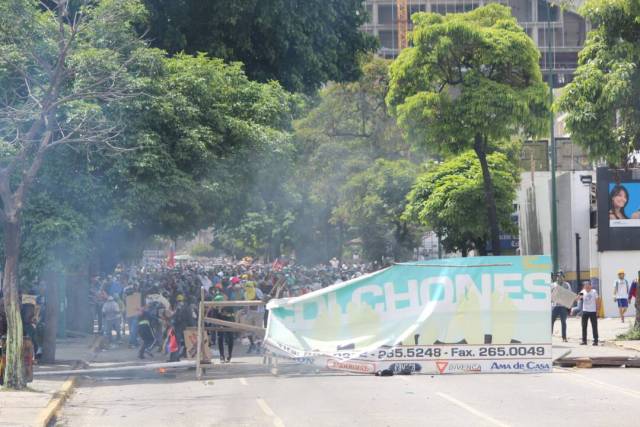 Funcionarios de la GNB reprimen a manifestantes en Bello Monte. Foto; Lapatilla/ Régulo Gómez 