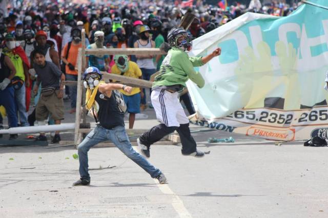 Funcionarios de la GNB reprimen a manifestantes en Bello Monte. Foto; Lapatilla/ Régulo Gómez 