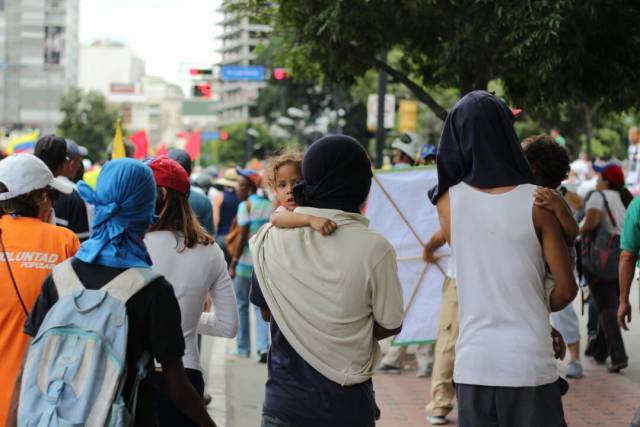 Funcionarios de la GNB reprimen a manifestantes en Bello Monte. Foto; Lapatilla/ Régulo Gómez 