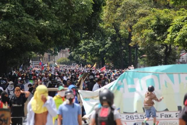 Funcionarios de la GNB reprimen a manifestantes en Bello Monte. Foto; Lapatilla/ Régulo Gómez 