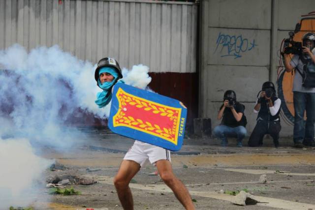 Funcionarios de la GNB reprimen a manifestantes en Bello Monte. Foto; Lapatilla/ Régulo Gómez 