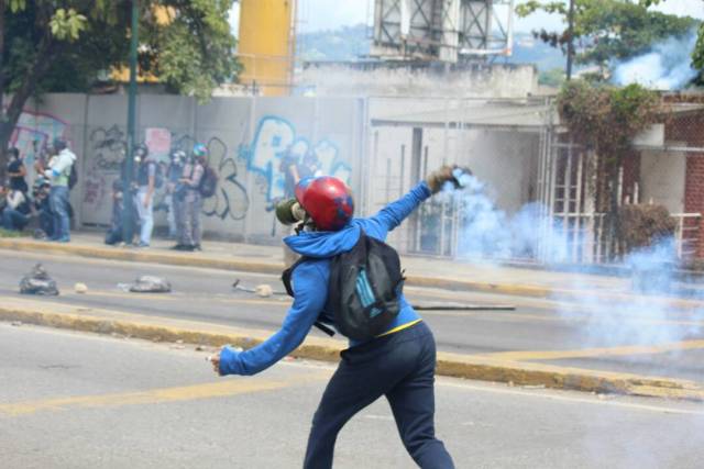 Funcionarios de la GNB reprimen a manifestantes en Bello Monte. Foto; Lapatilla/ Régulo Gómez 