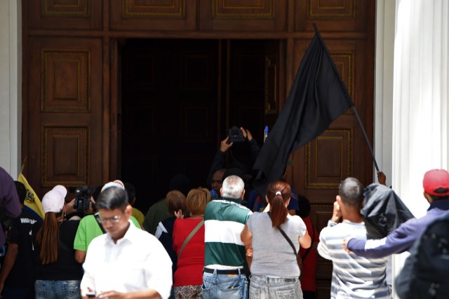 Supporters of Venezuelan President Nicolas Maduro storm into the National Assembly building in Caracas on July 5, 2017 as opposition deputies hold a special session on Independence Day. A political and economic crisis in the oil-producing country has spawned often violent demonstrations by protesters demanding President Nicolas Maduro's resignation and new elections. The unrest has left 91 people dead since April 1. / AFP PHOTO / Juan BARRETO