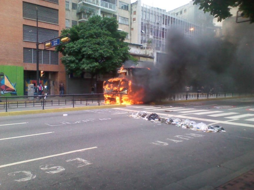 Queman un camión de chocolates en Chacao (+VIDEO)