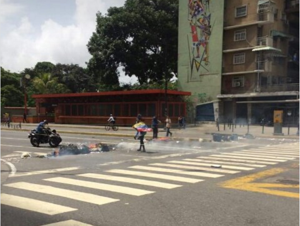 Realizan trancazo en la Francisco de Miranda a la altura de Altamira #10Jul