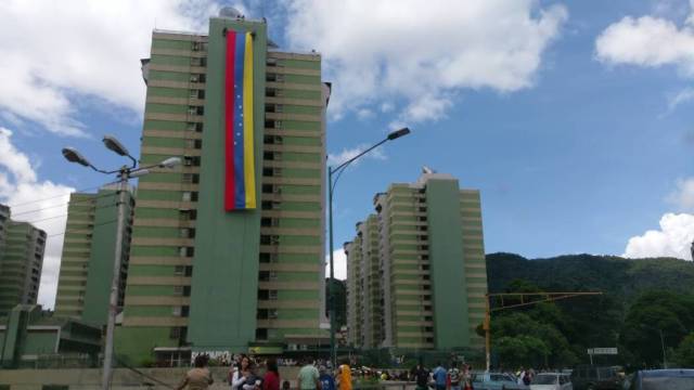 Vecinos de Los Verdes desplegaron una gigantesca bandera nacional