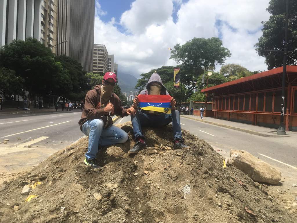 Cinco horas de trancazo y la gente sigue en las calles (Fotos)