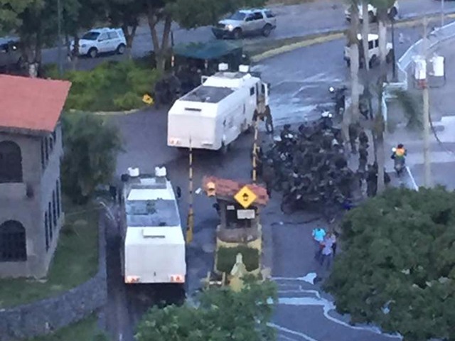 GNB mantiene asediados a vecinos de Terrazas del Ávila: Ingresan ballenas y lanzan lacrimógenas (Fotos)