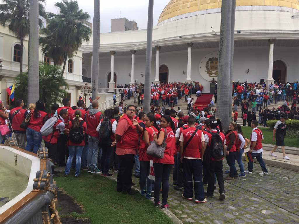 Oficialistas pretenden dejar encerrados a diputados dentro de la AN (Video)