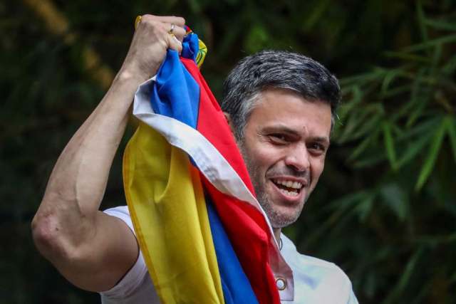 El opositor venezolano Leopoldo López saluda a seguidores hoy, sábado 8 de julio de 2017, en la entrada de su casa en Caracas (Venezuela). Leopoldo López saludó hoy desde dentro de su residencia en Caracas a la que llegó esta madrugada tras recibir una medida de arresto domiciliario que le sacó de la prisión militar en la que estaba recluido desde febrero de 2014, con una condena de 14 años de cárcel. EFE/MIGUEL GUTIÉRREZ