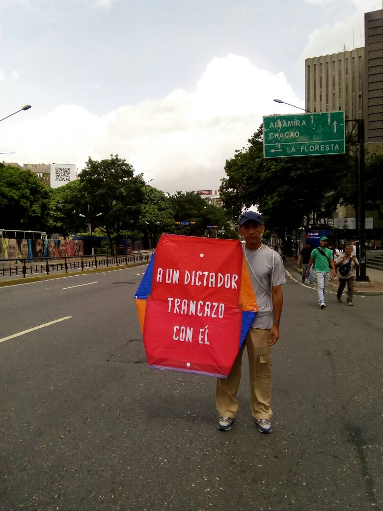 Con este mensaje el señor del papagayo participa en el trancazo #10Jul