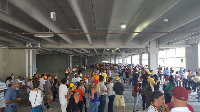 Venezolanos en el Miami Dade College participan en la consulta popular (Foto: @Darwins2010)