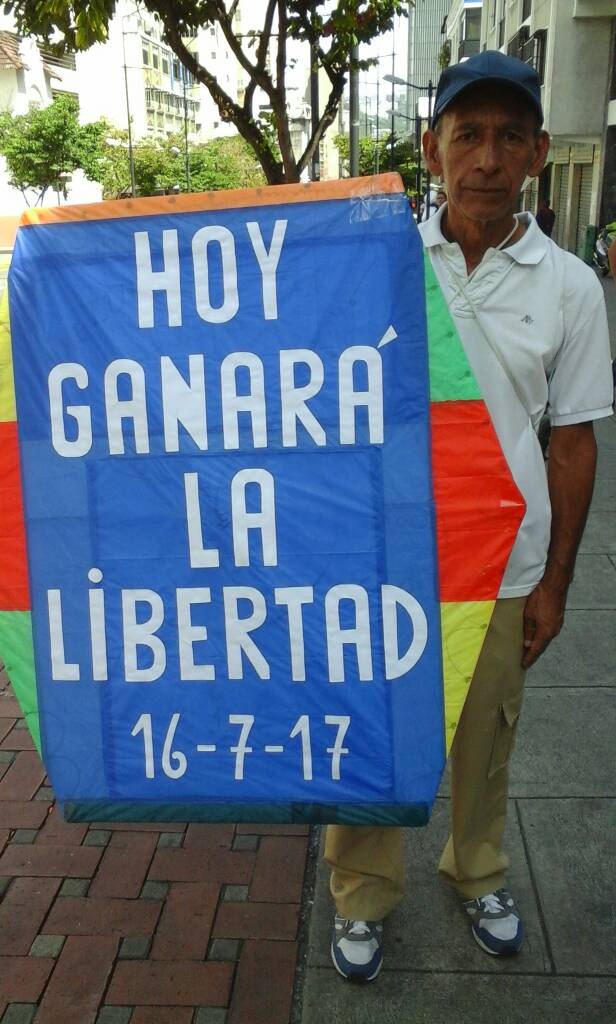 Con este mensaje el señor del papagayo participó en la Consulta Popular (fotos)