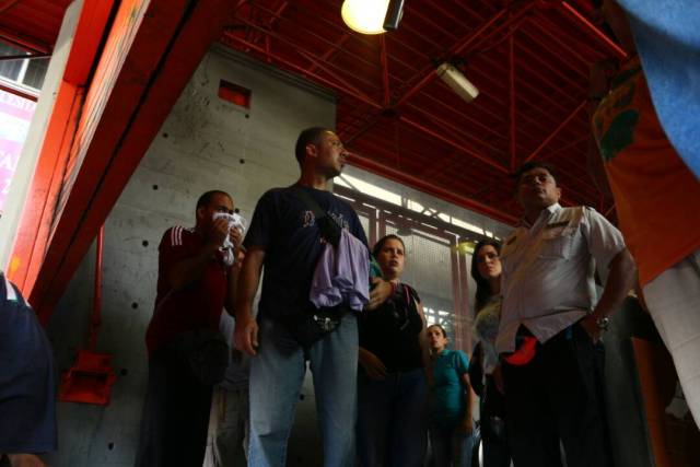 Manifestantes se resguardaron en la estación Altamira del Metro de Caracas (Foto: Will Jiménez / LaPatilla)