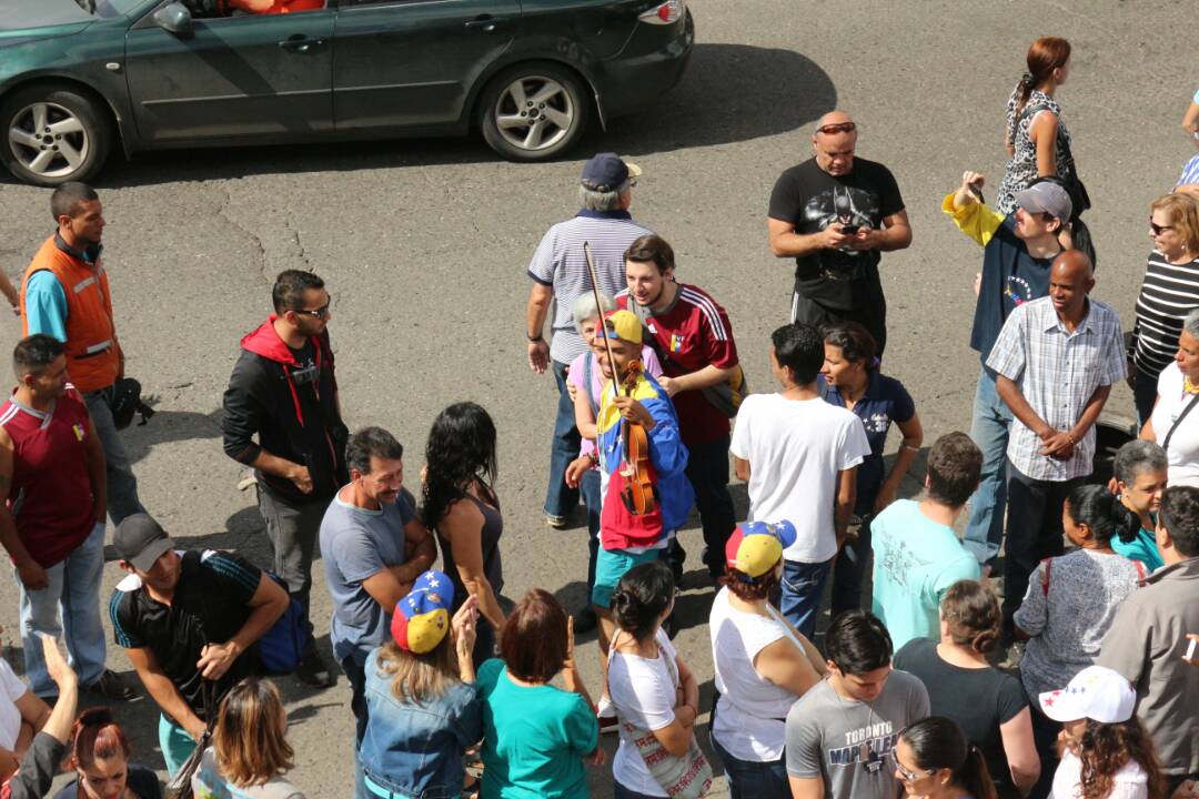 El violinista Wuilly Arteaga amenizó las colas durante la consulta popular este domingo #16Jul (fotos)