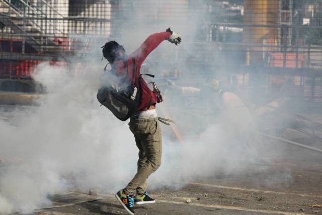 GNB reprime con lacrimógenas trancazo en Altamira y Chacao: La resistencia se mantiene. Foto: Régulo Gómez / LaPatilla.com