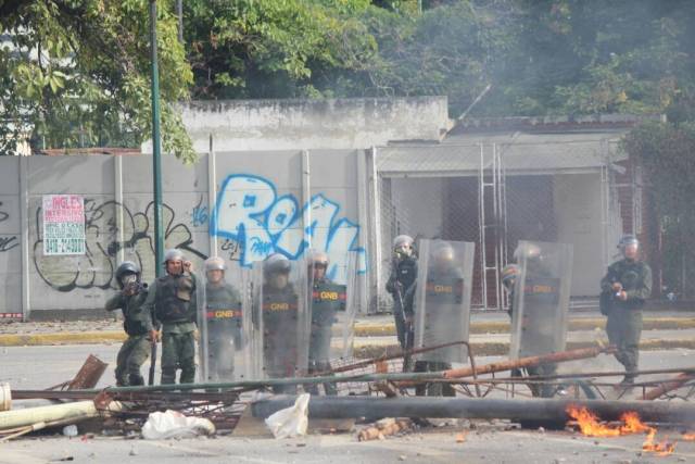 GNB reprime con lacrimógenas trancazo en Altamira y Chacao: La resistencia se mantiene. Foto: Régulo Gómez / LaPatilla.com