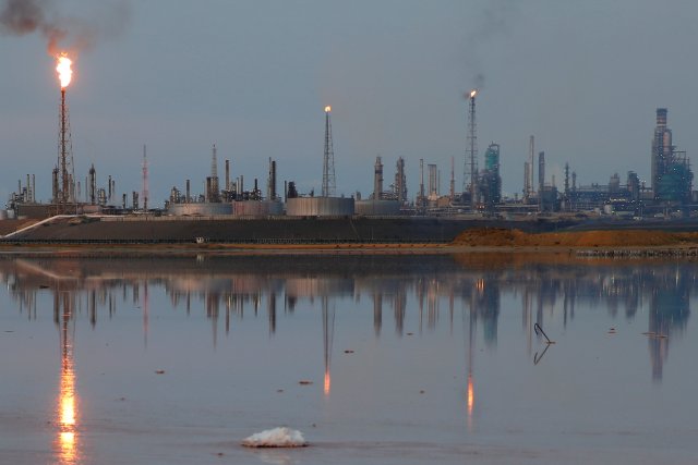 FILE PHOTO: A general view of the Amuay refinery complex which belongs to the Venezuelan state oil company PDVSA in Punto Fijo, Venezuela November 17, 2016. REUTERS/Carlos Garcia Rawlins/File Photo