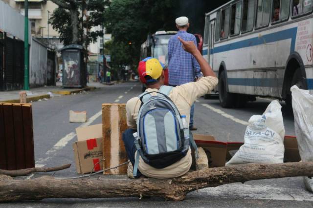 Avenida Andrés Bello con barricadas / Fotos: Will Jiménez