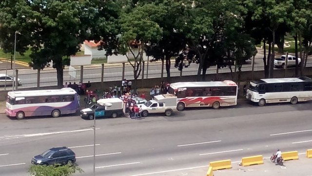 Foto: Comienzan a llegar los autobuses para el cierre de campaña en Caracas / Cortesía 