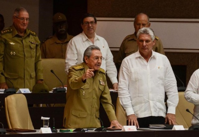 El presidente cubano Raúl Castro indica durante una sesión extraordinaria de la Asamble Nacional en La Habana. 1 de junio 2017. El presidente de Cuba, Raúl Castro, advirtió el viernes a su colega estadounidense, Donald Trump, que cualquier estrategia contra su país no tendrá éxito y dejó abierto la puerta al diálogo y la cooperación entre los exenemigos de la Guerra Fría. ACN/Marcelino Vazquez/via REUTERS. ATENCIÓN EDITORES - SOLO PARA USO EDITORIAL.