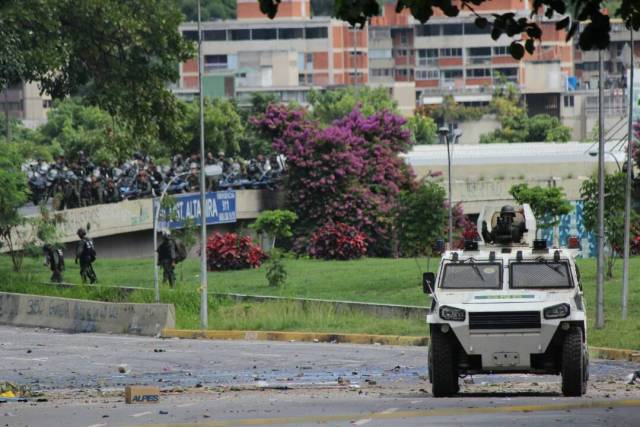 GNB reprime con lacrimógenas trancazo en Altamira y Chacao: La resistencia se mantiene. Foto: Régulo Gómez / LaPatilla.com