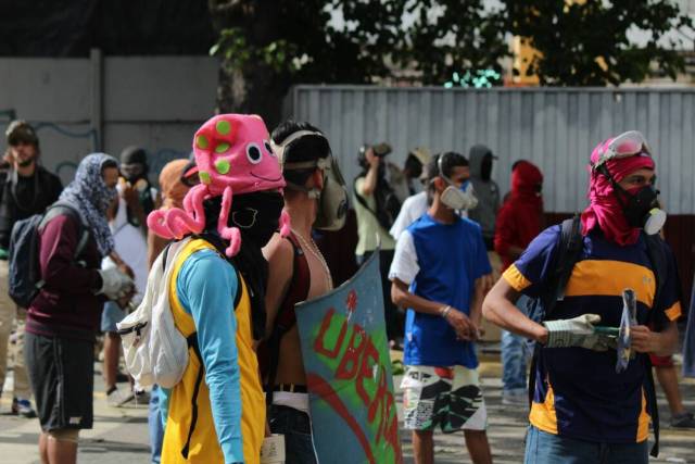 GNB reprime con lacrimógenas trancazo en Altamira y Chacao: La resistencia se mantiene. Foto: Régulo Gómez / LaPatilla.com