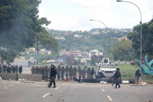 GNB reprime con lacrimógenas trancazo en Altamira y Chacao: La resistencia se mantiene. Foto: Régulo Gómez / LaPatilla.com