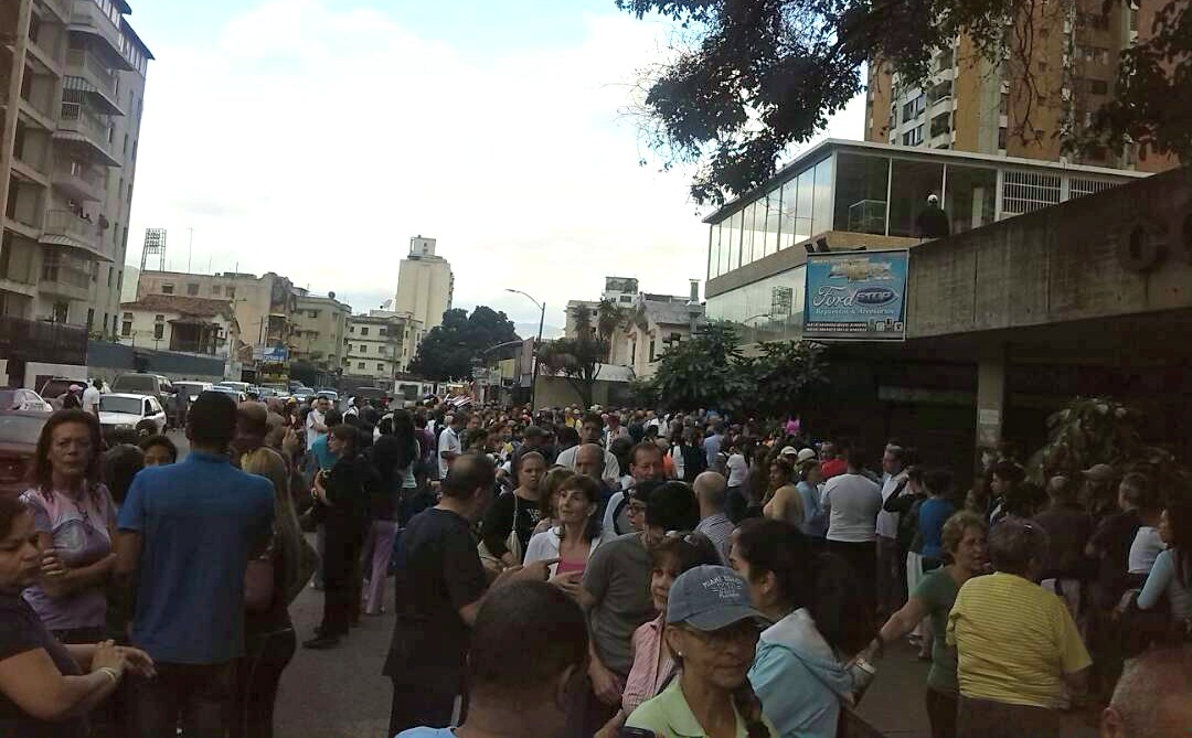 Vecinos de El Paraíso no se rinden y salieron a votar en la consulta popular #16Jul (foto)