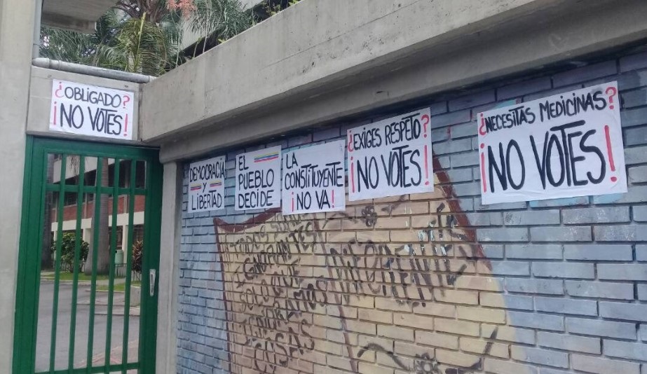 Centro de votación en El Marqués empapelado contra la “Prostituyente” #24Jul (Fotos)