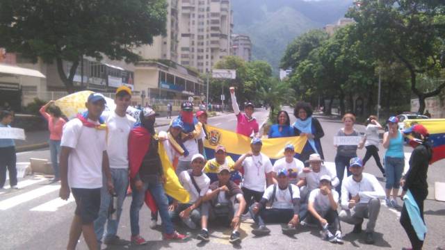 Foto: En La Urbina dicen presente durante el trancazo de este lunes  / Cortesía 