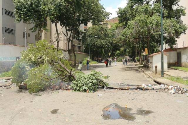 Accesos al centro comercial La Villa / Foto: Will Jiménez