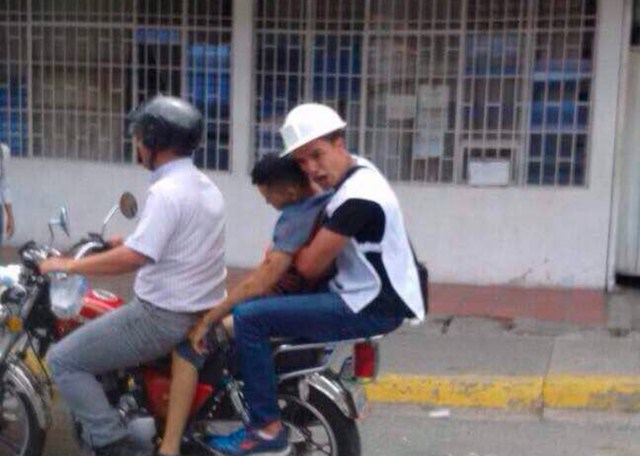 Momento en que integrantes de grupos paramédicos trasladaban al joven. Foto: Carlos García