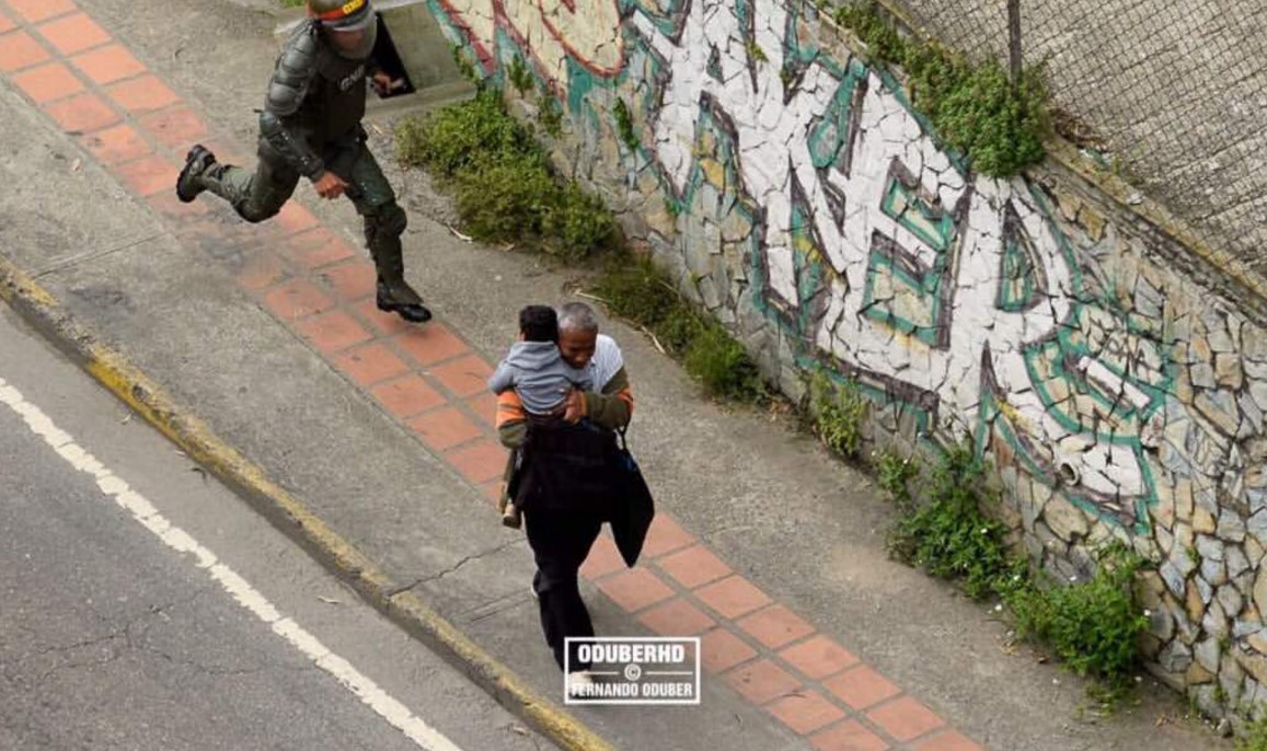 La dictadura en una FOTO: GNB persigue a un abuelo con su nieto en los brazos #10Jul