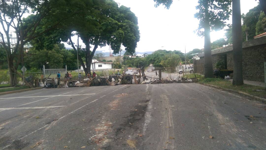 9:30 am Autopista Prados del Este cerrada a la altura de Santa Fe en ambos sentidos #30Jul (Fotos)