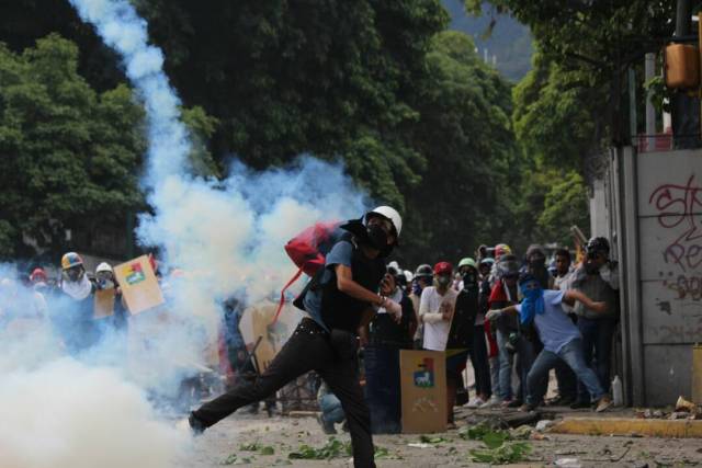 Disparos de lacrimógenas horizontales y demás atrocidades: La represión de la GNB en Bello Campo. Foto: Régulo Gómez / LaPatilla.com