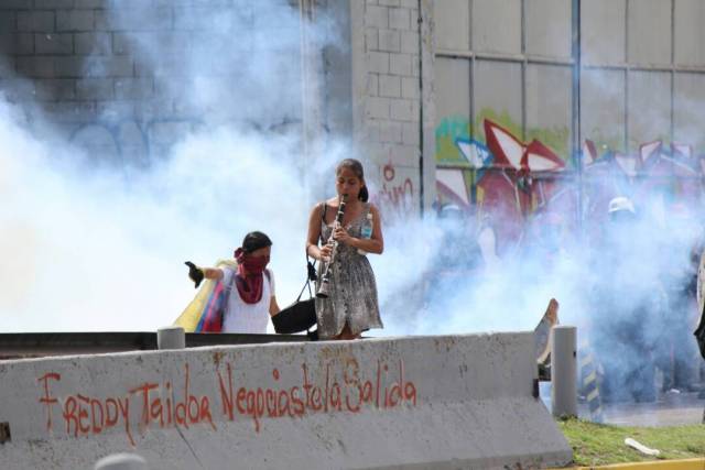 Reprimen a manifestantes que marchaban hacia el TSJ: Varios detenidos. Foto: Régulo Gómez