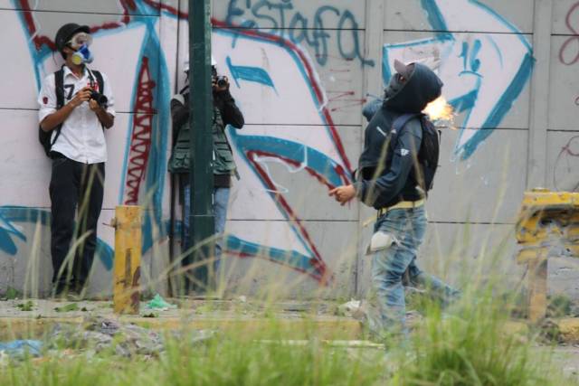 Disparos de lacrimógenas horizontales y demás atrocidades: La represión de la GNB en Bello Campo. Foto: Régulo Gómez / LaPatilla.com